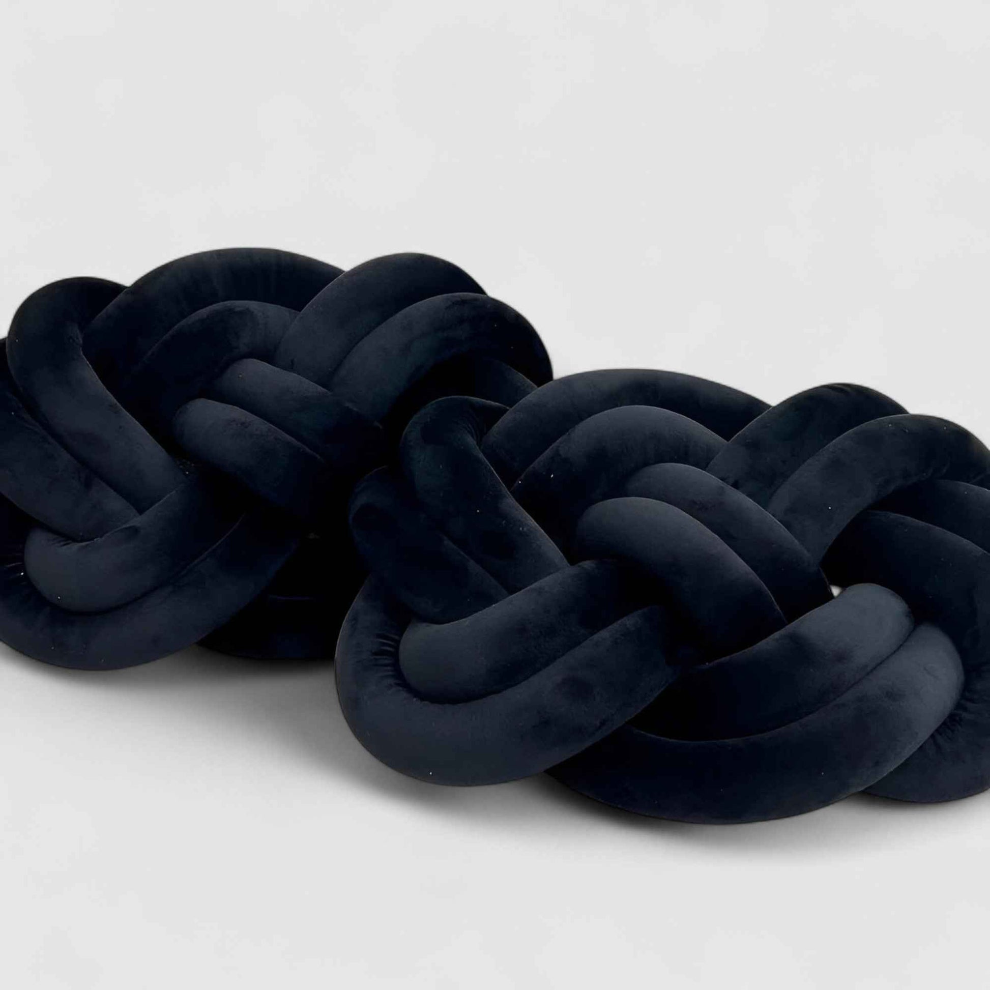 Coussins décoratifs : Ensemble Oreillers Décoratifs Peluche - 2 Oreillers Doux et Chic dans Noir Classique de Marche Lino