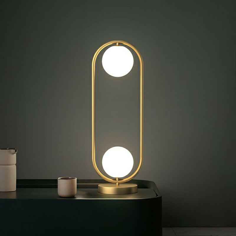 Table Lamp : AuroraDuo Lampe de Table Dorée avec Globes en Verre – Élégance et Luminosité pour Votre Intérieur dans de Marche Lino