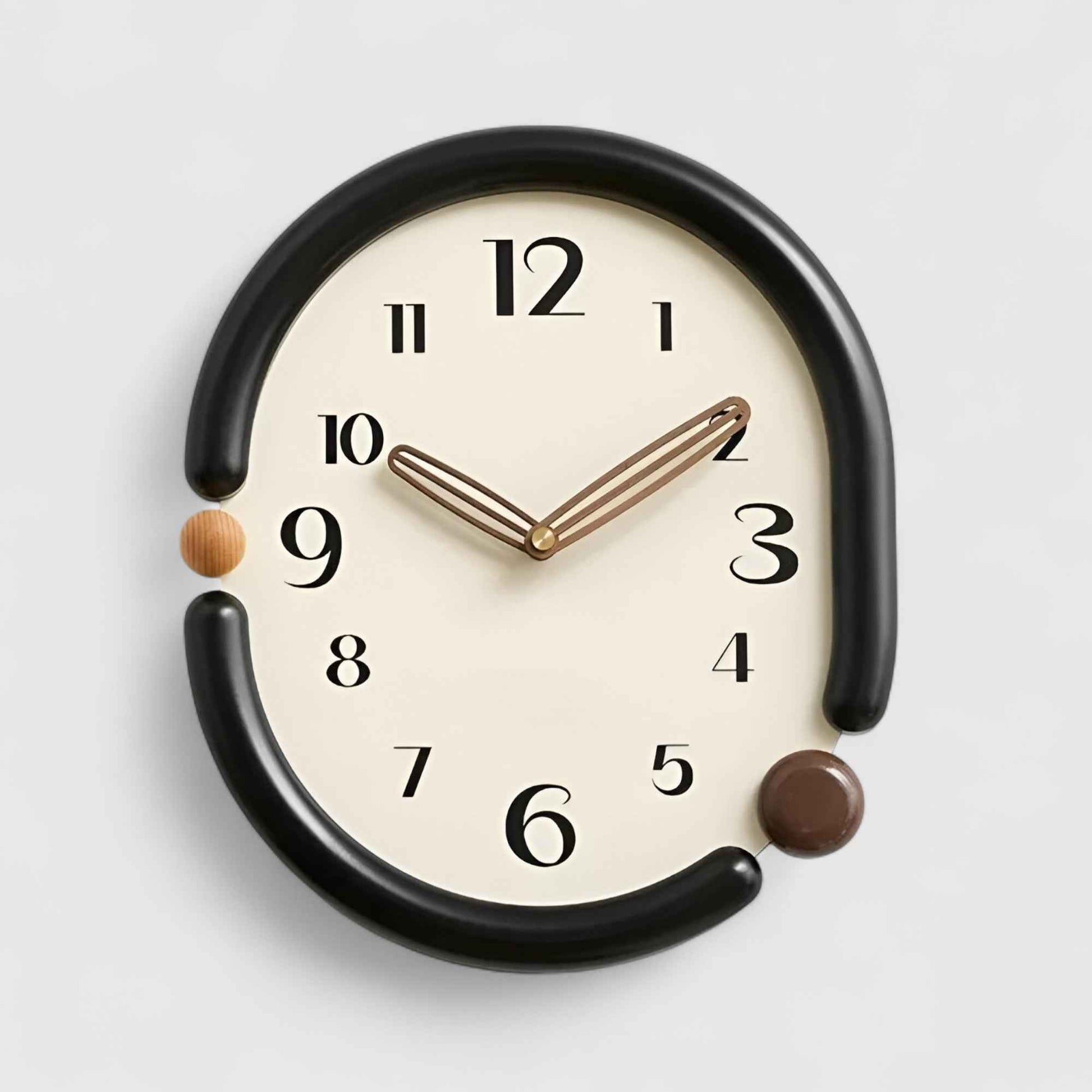 Horloges murales : Horloge Murale Acrylique Minimale au Design Épuré dans B (31 x 37 cm) de Marche Lino