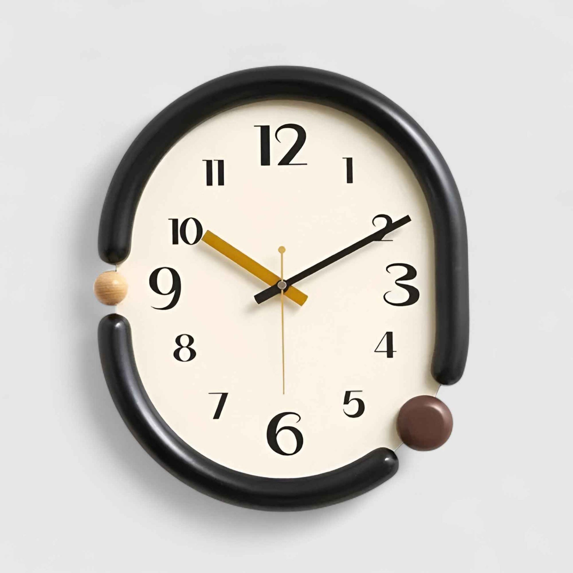 Horloges murales : Horloge Murale Acrylique Minimale au Design Épuré dans E (31 x 37 cm) de Marche Lino