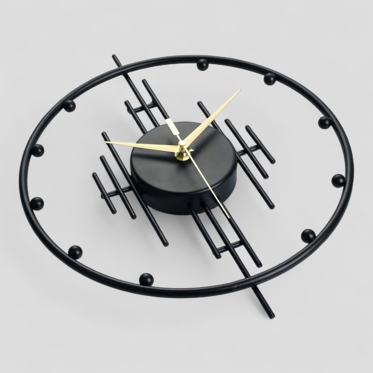 Horloge Murale en Métal au Design Moderne.