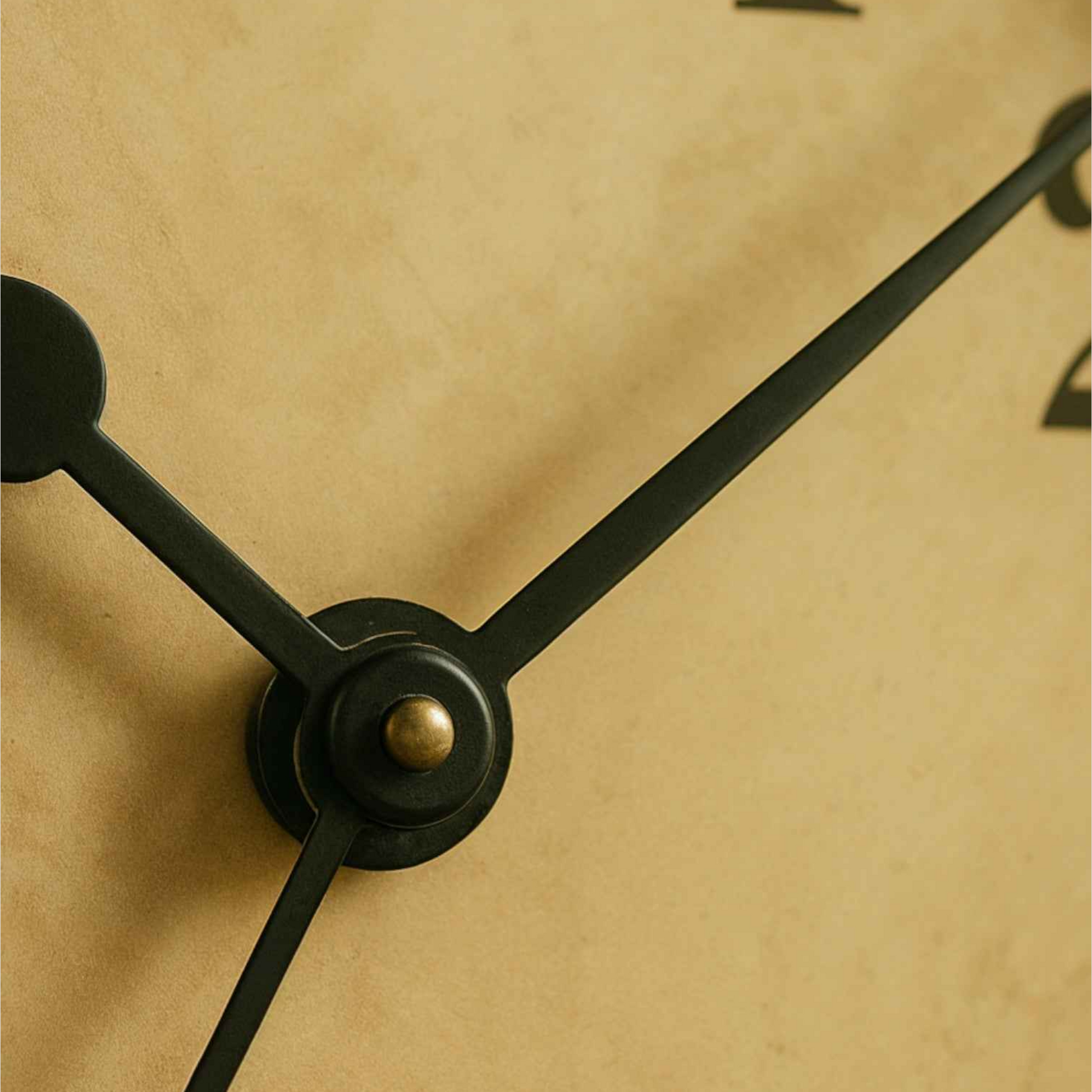 Horloge Murale Silencieuse – Style Vintage Design  This
