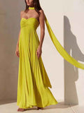 Einfaches und elegantes Bustierkleid mit Falten und Band