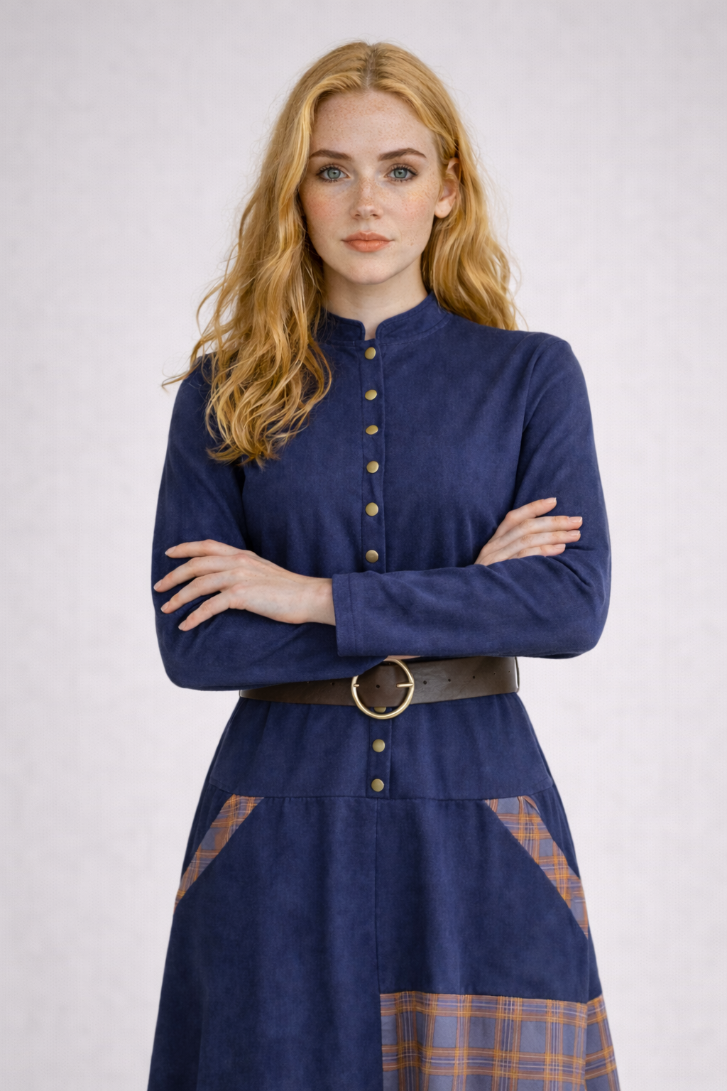 Robe maxi en suède vintage avec motif à carreaux bleu marine et ceinture — Style intemporel et élégant