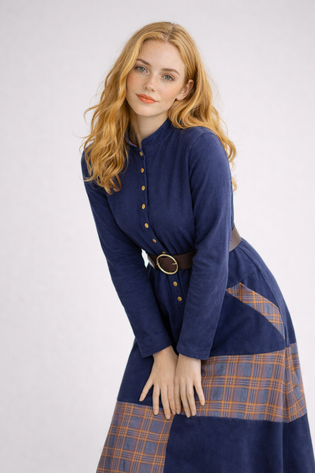 Maxikleid für Damen aus Vintage Wildleder mit marineblauem Karomuster und Wollgürtel