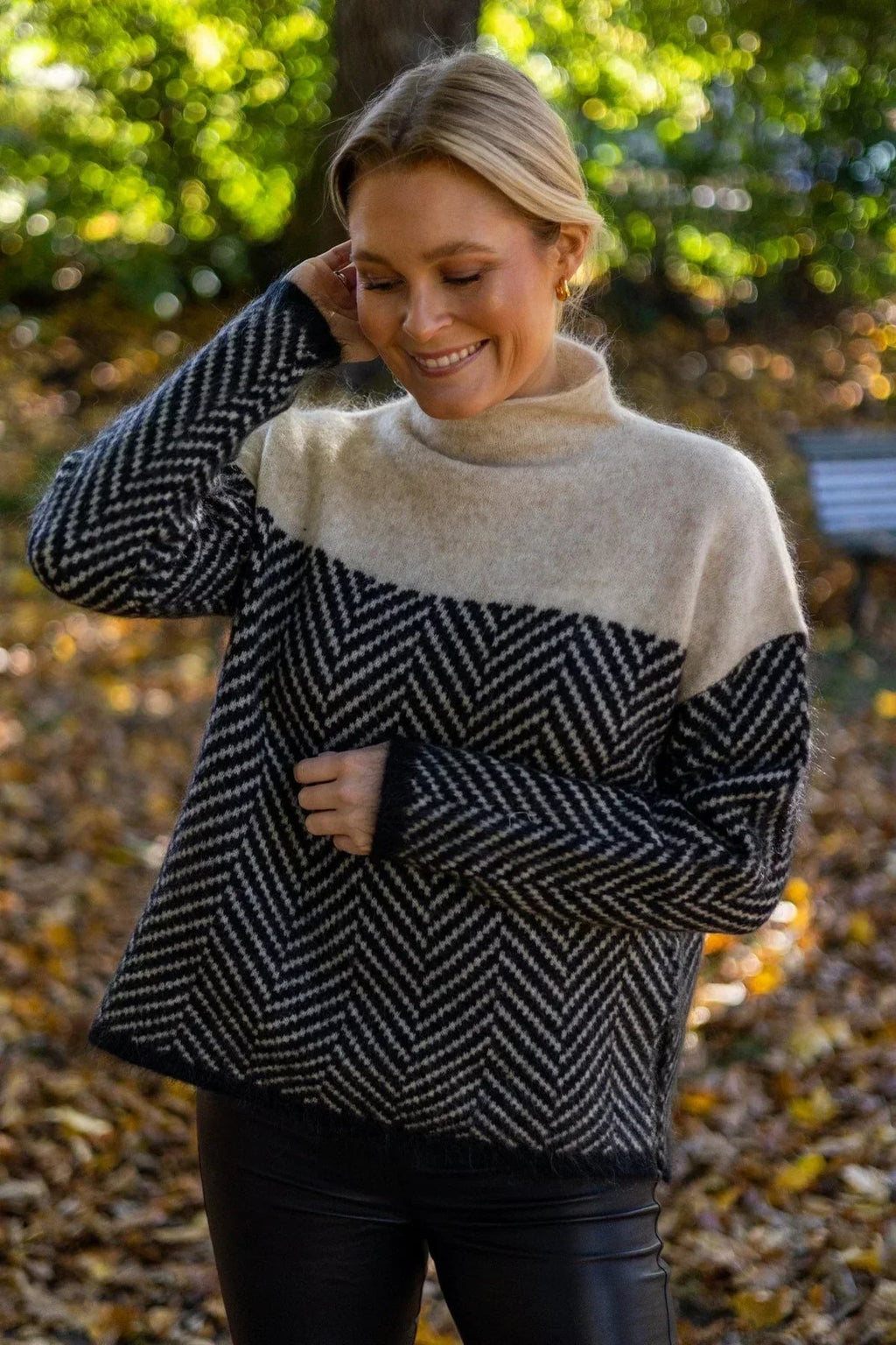 Weicher Damenpullover mit Rollkragen aus feinem Strick für eleganten und warmen Winter