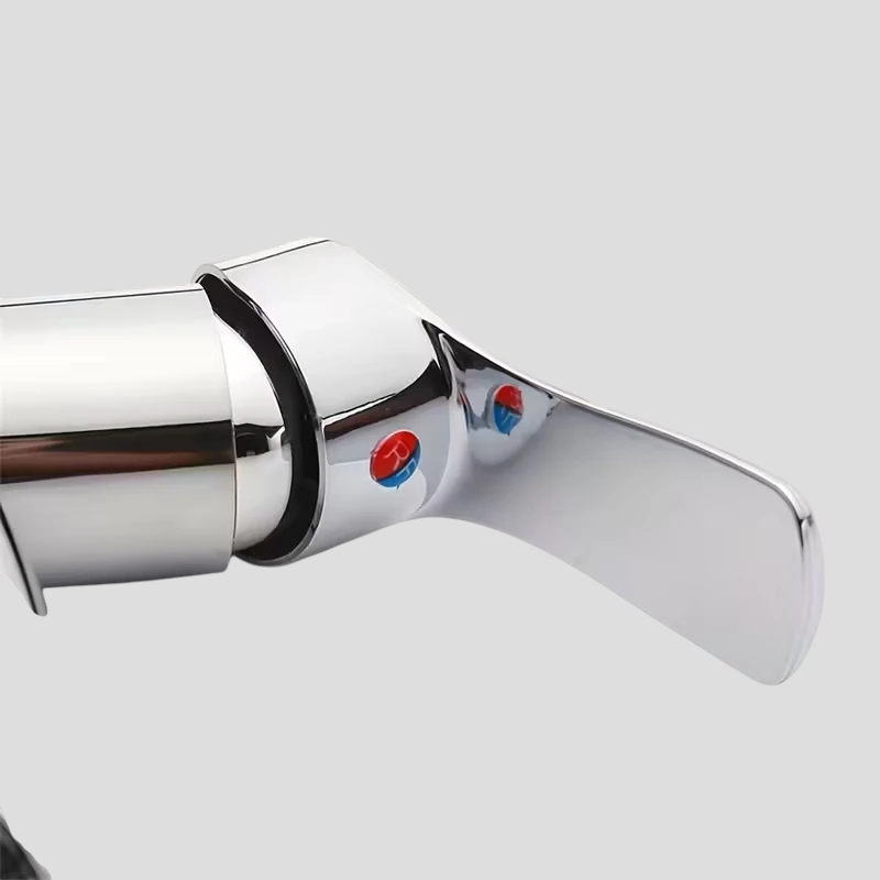 Verchromte Waschbeckenarmatur fürs Badezimmer