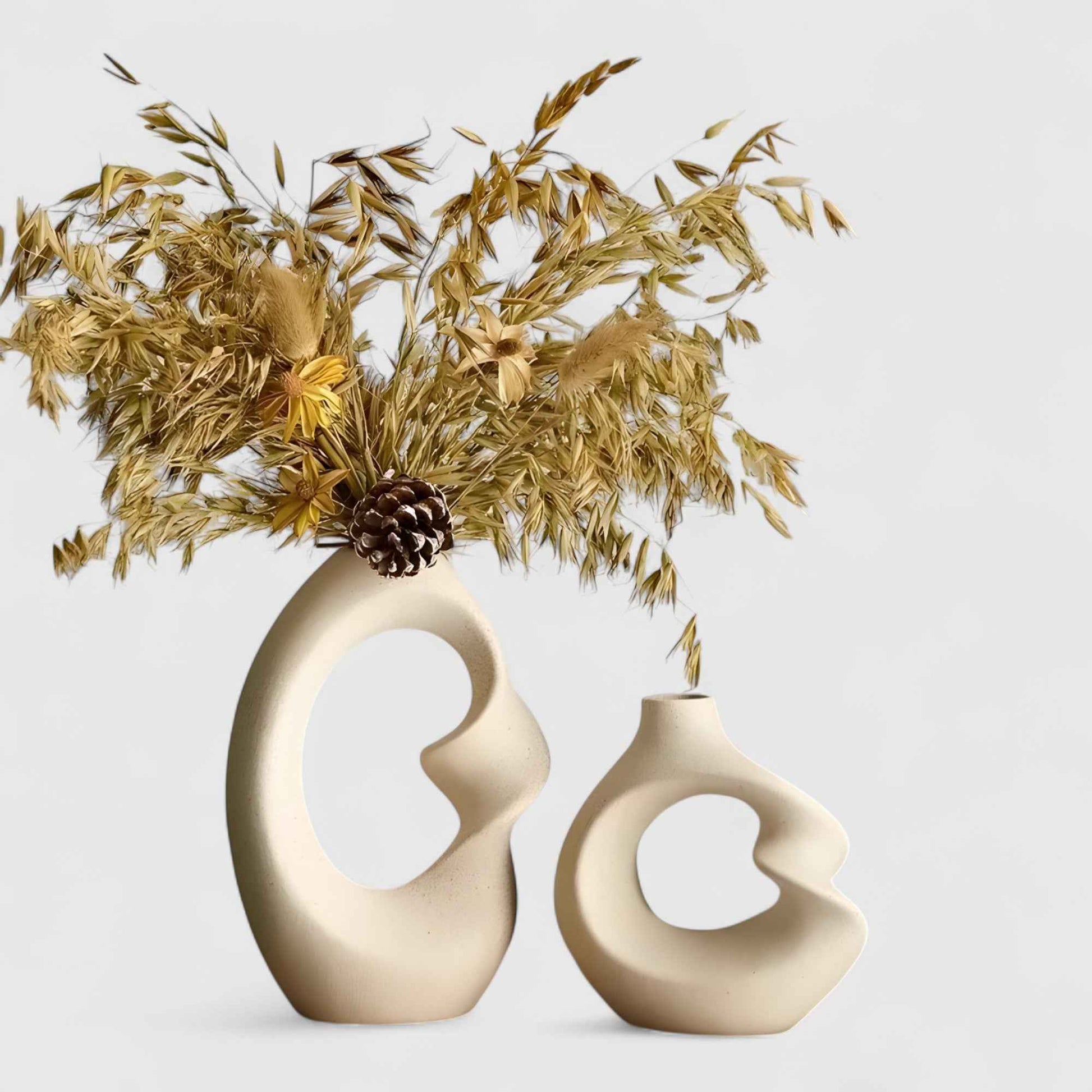 Vases : Vase Décoratif en Céramique Sculptural Moderne dans Beige de Marche Lino