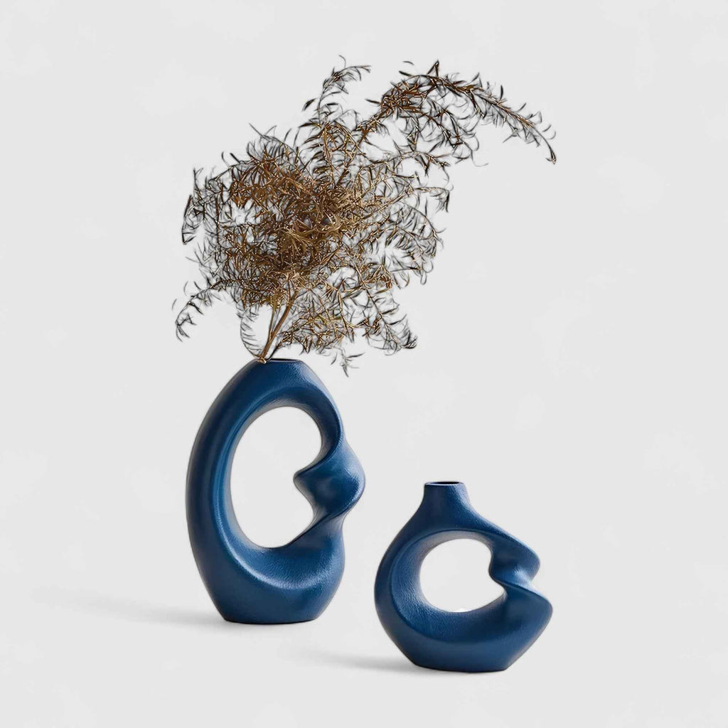 Vases : Vase Décoratif en Céramique Sculptural Moderne dans Bleu de Marche Lino