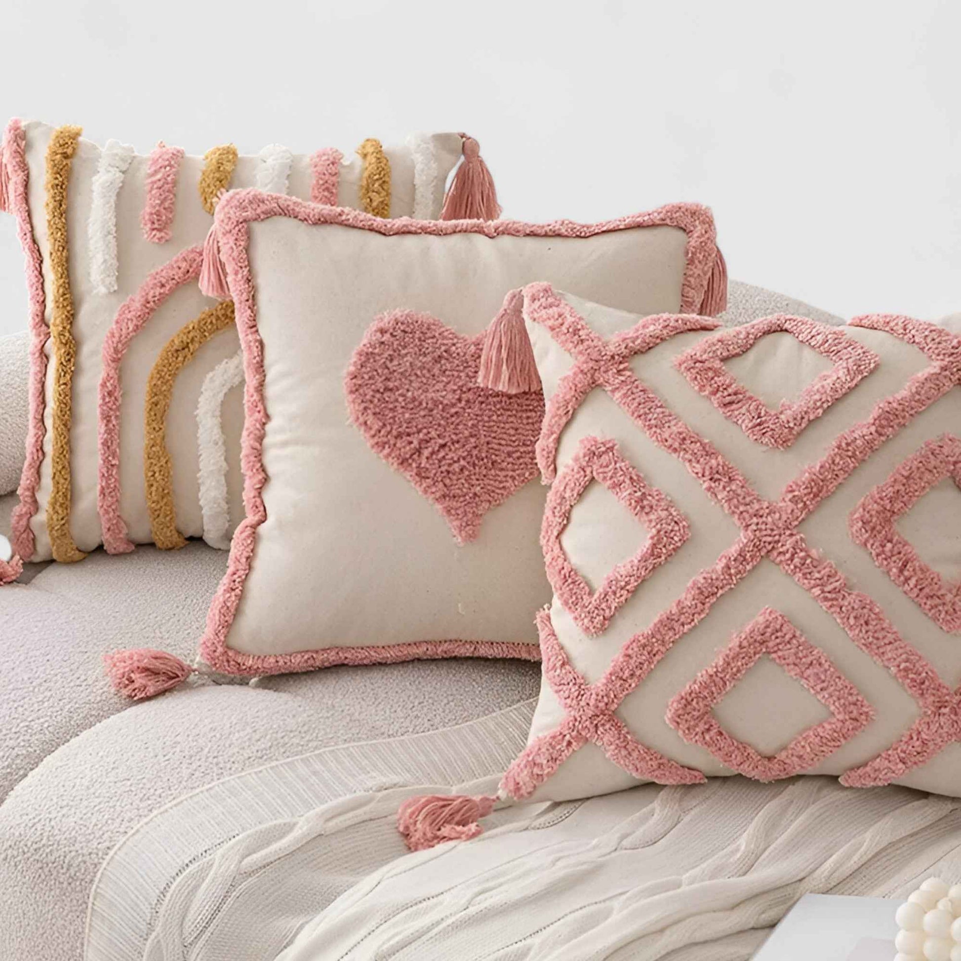 Coussins et Oreillers : Coussin décoratif rose velours capitonné pour un décor élégant dans de Marche Lino