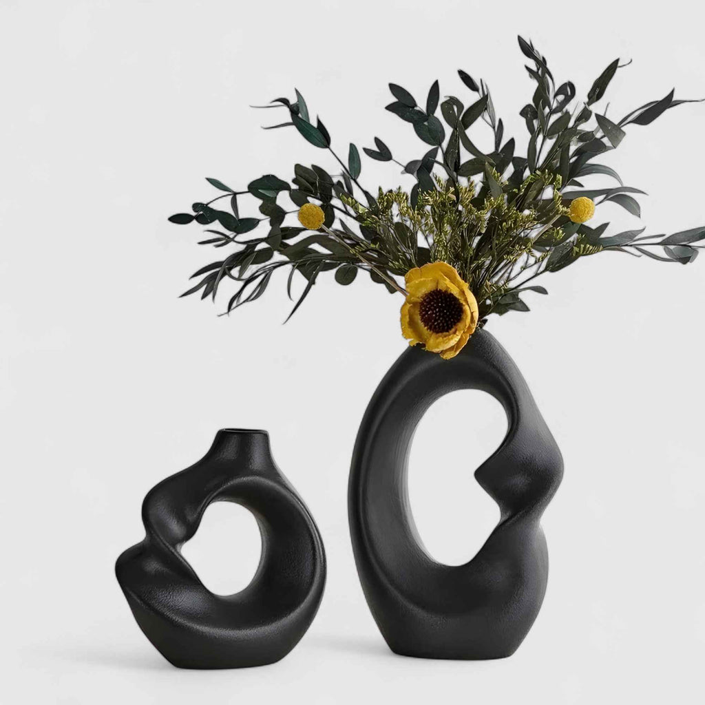 Vases : Vase Décoratif en Céramique Sculptural Moderne dans Noir de Marche Lino