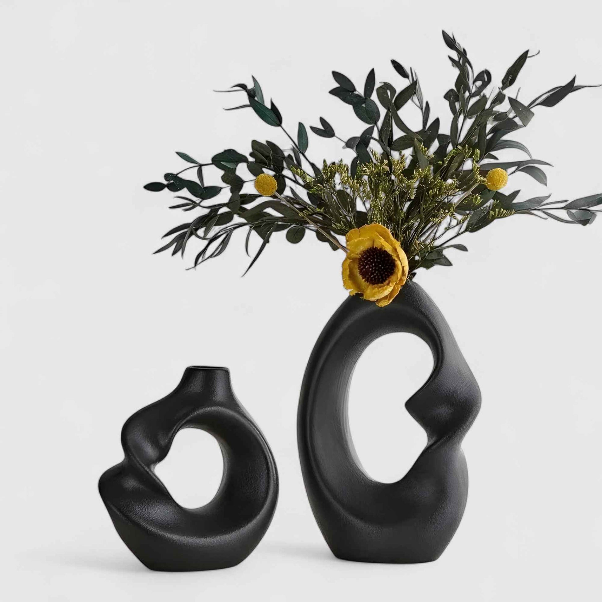 Vases : Vase Décoratif en Céramique Sculptural Moderne dans Noir de Marche Lino