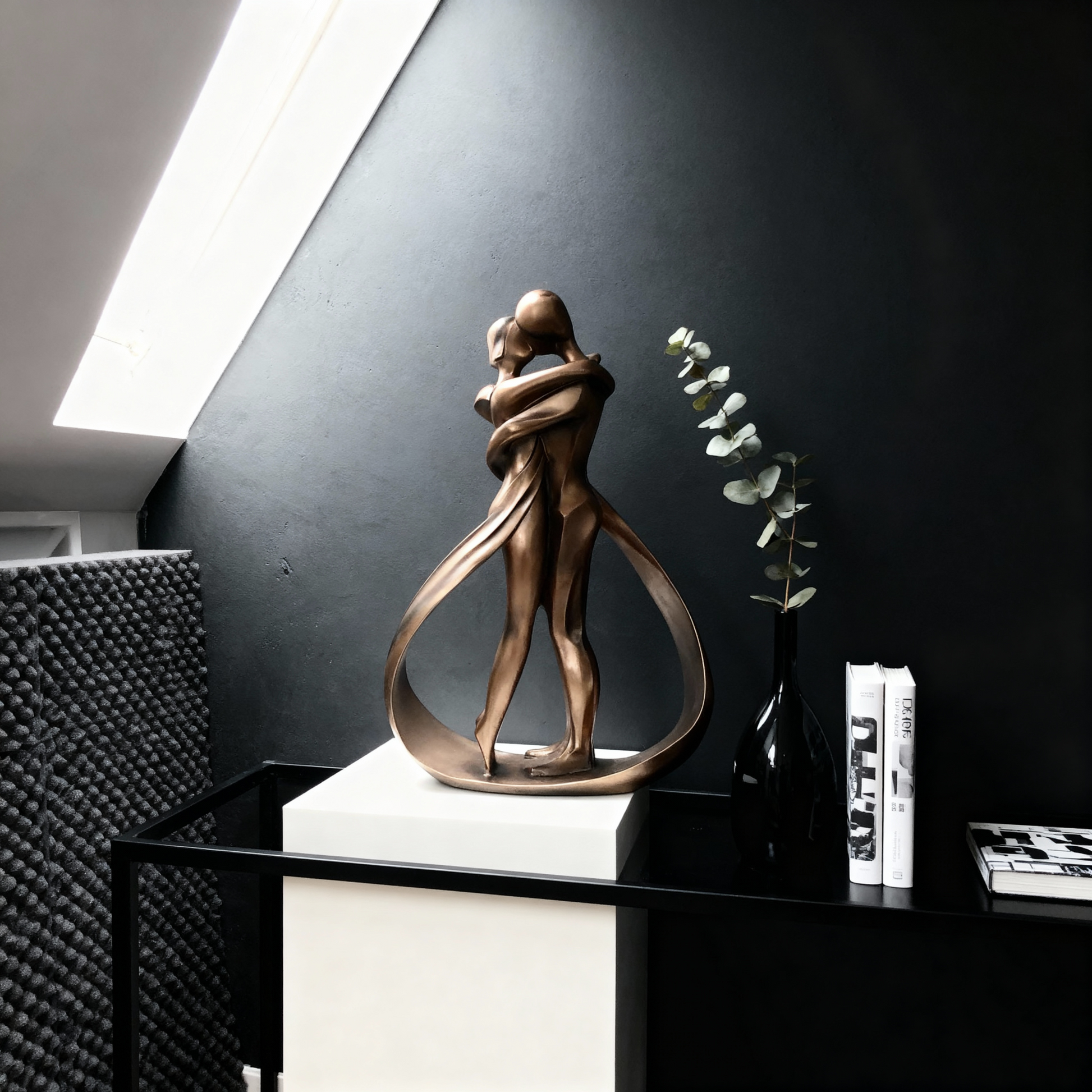 Statue Moderne en Résine Effet Bronze – Couple Enlacé 25 cm – Décoration Romantique