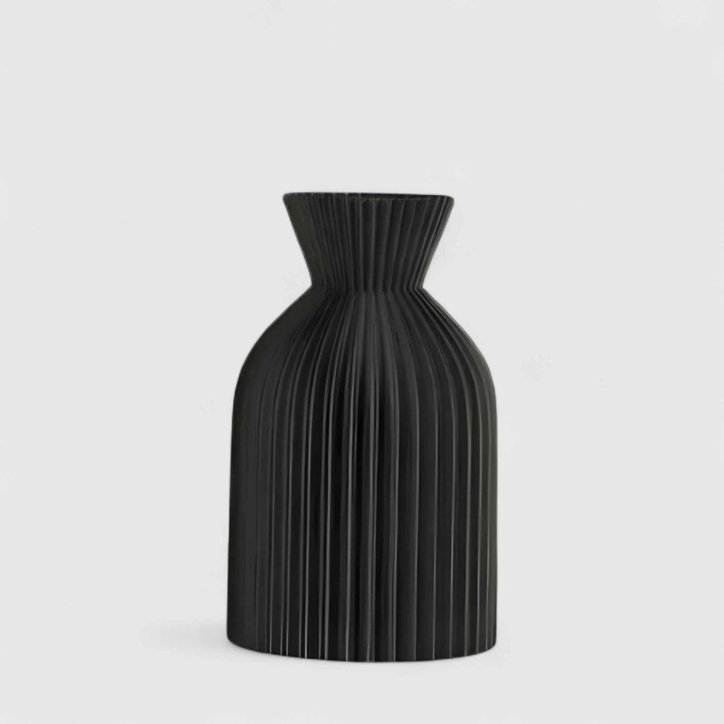 Vases : Vase Décoratif en Céramique Moderne dans Noir-S de Marche Lino