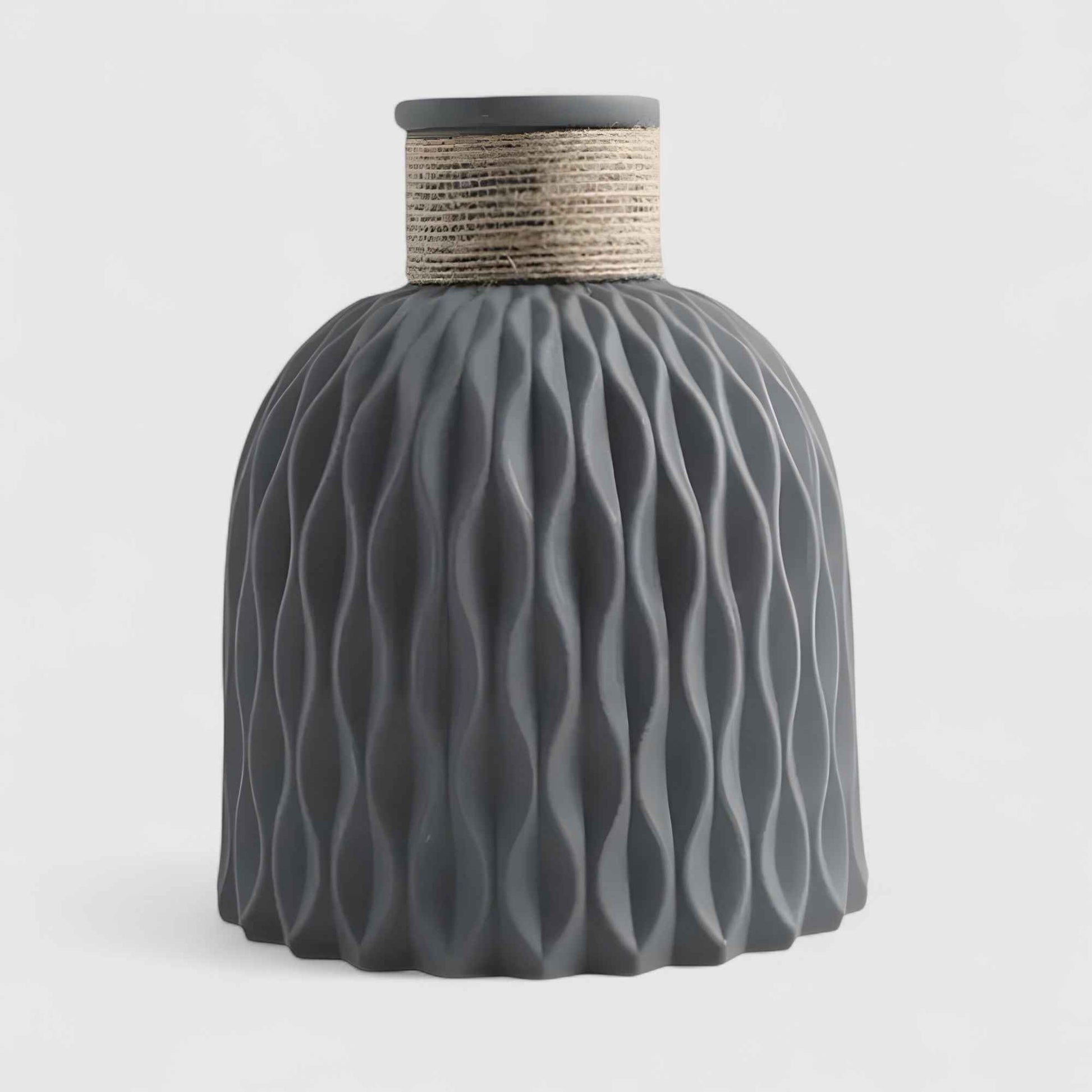 Vases : Vase Décoratif en Plastique Tressé Élégant dans Gris de Marche Lino