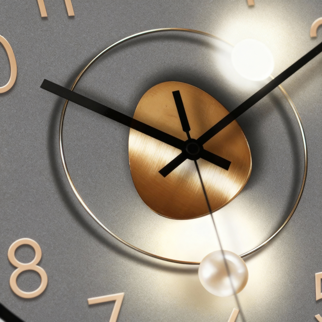 Montre Murale Ronde Moderne – Cadran Gris et Détails Dorés, 20 cm