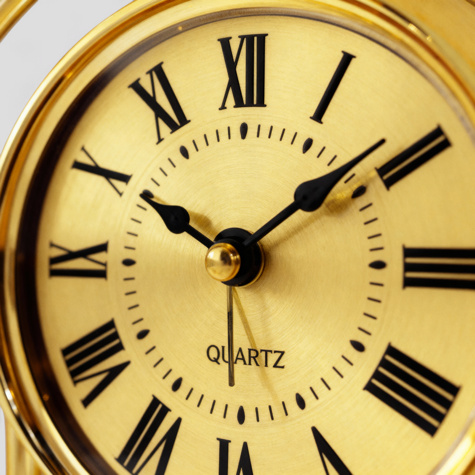 Horloge à Quartz de Table Style Classique – Finition Dorée avec Chiffres Romains