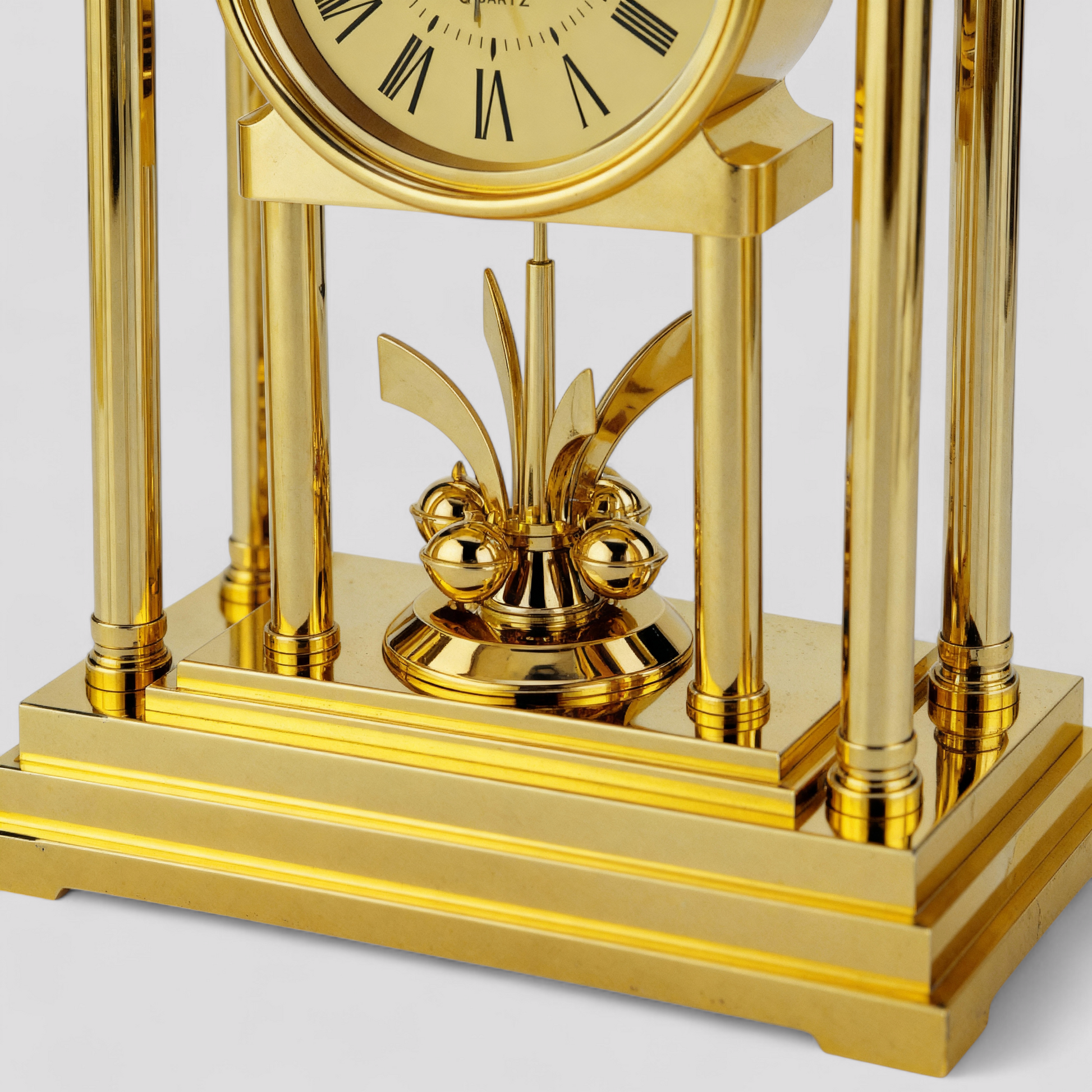 Horloge à Quartz de Table Style Classique – Finition Dorée avec Chiffres Romains