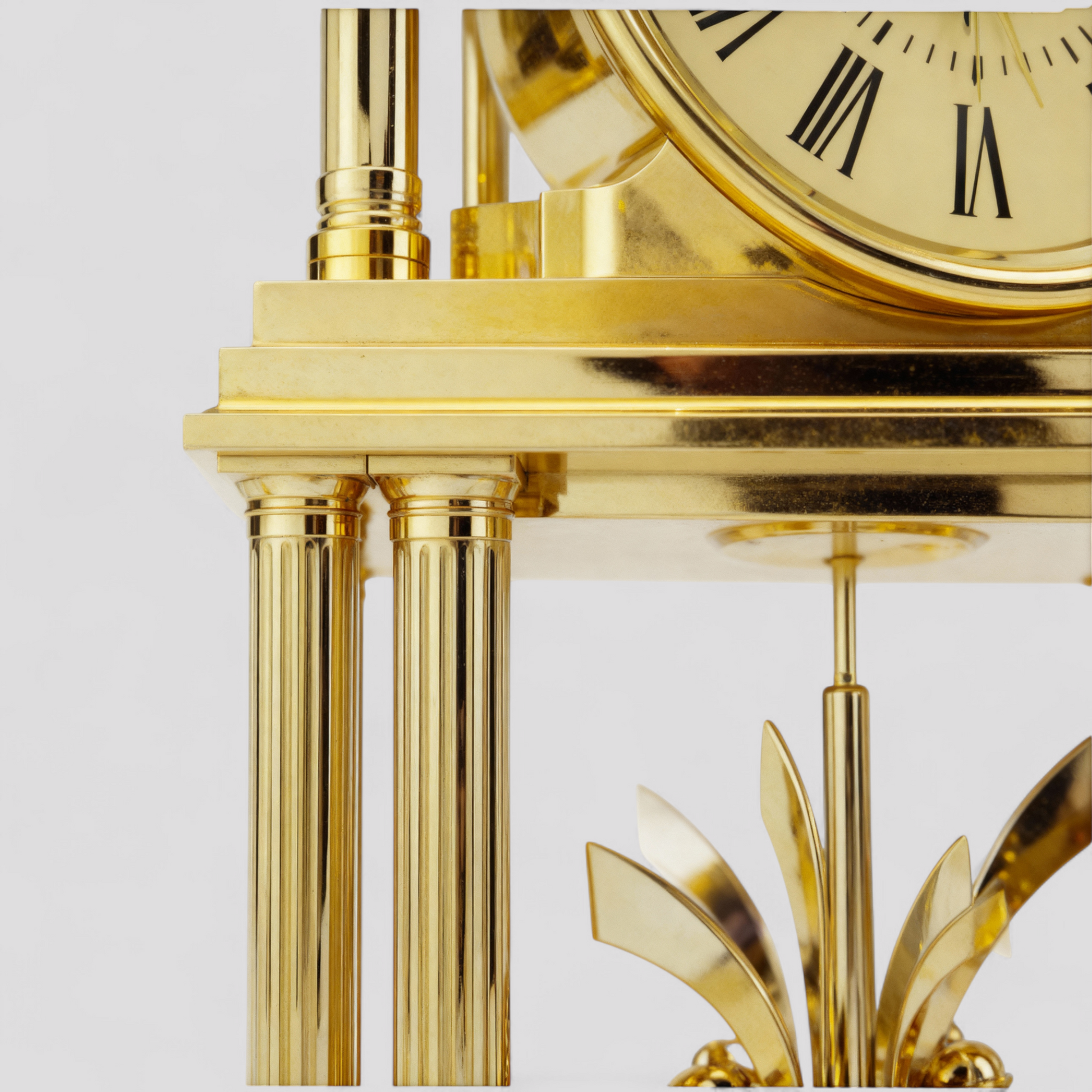 Horloge à Quartz de Table Style Classique – Finition Dorée avec Chiffres Romains