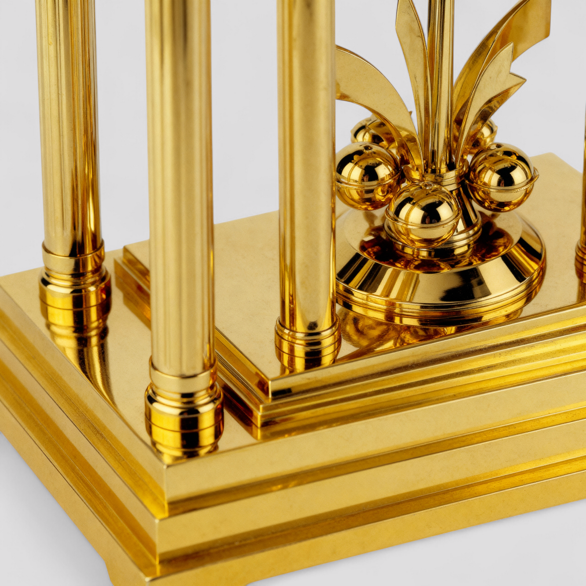 Horloge à Quartz de Table Style Classique – Finition Dorée avec Chiffres Romains