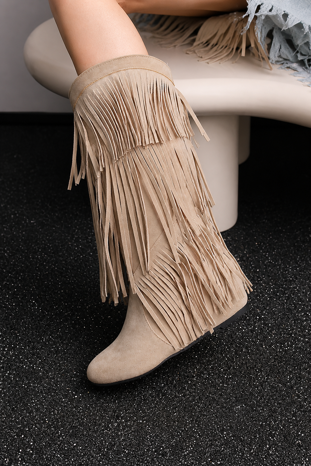 Elegante Damen-Cowboystiefel mit goldenen Quasten