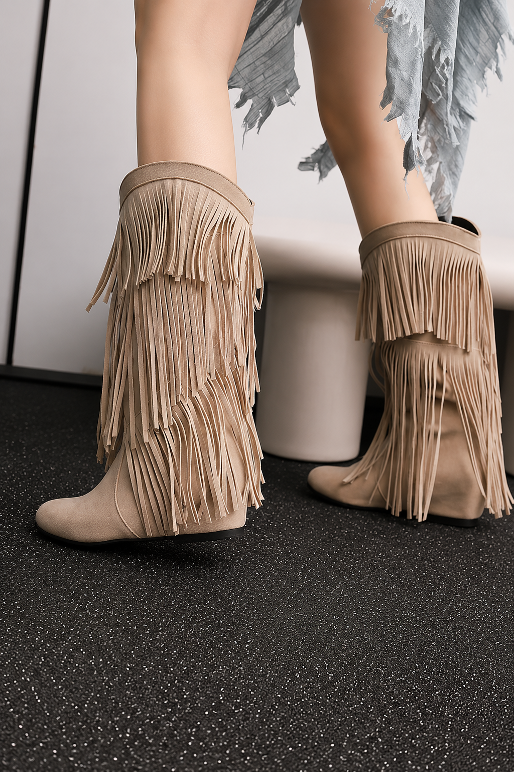 Elegante Damen-Cowboystiefel mit goldenen Quasten