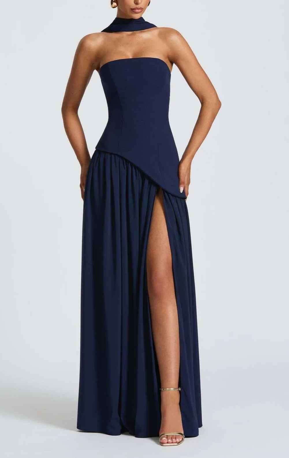 Long strapless dress with slit and elegant ribbon