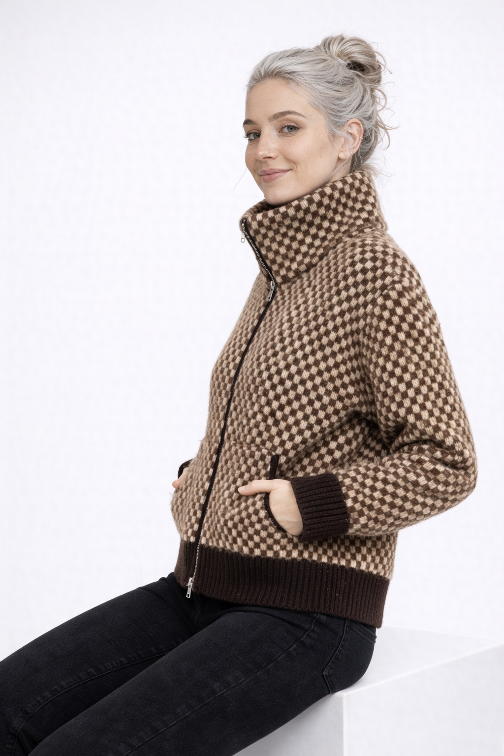 Schicke Damenjacke mit hohem Kragen – Komfort und Eleganz