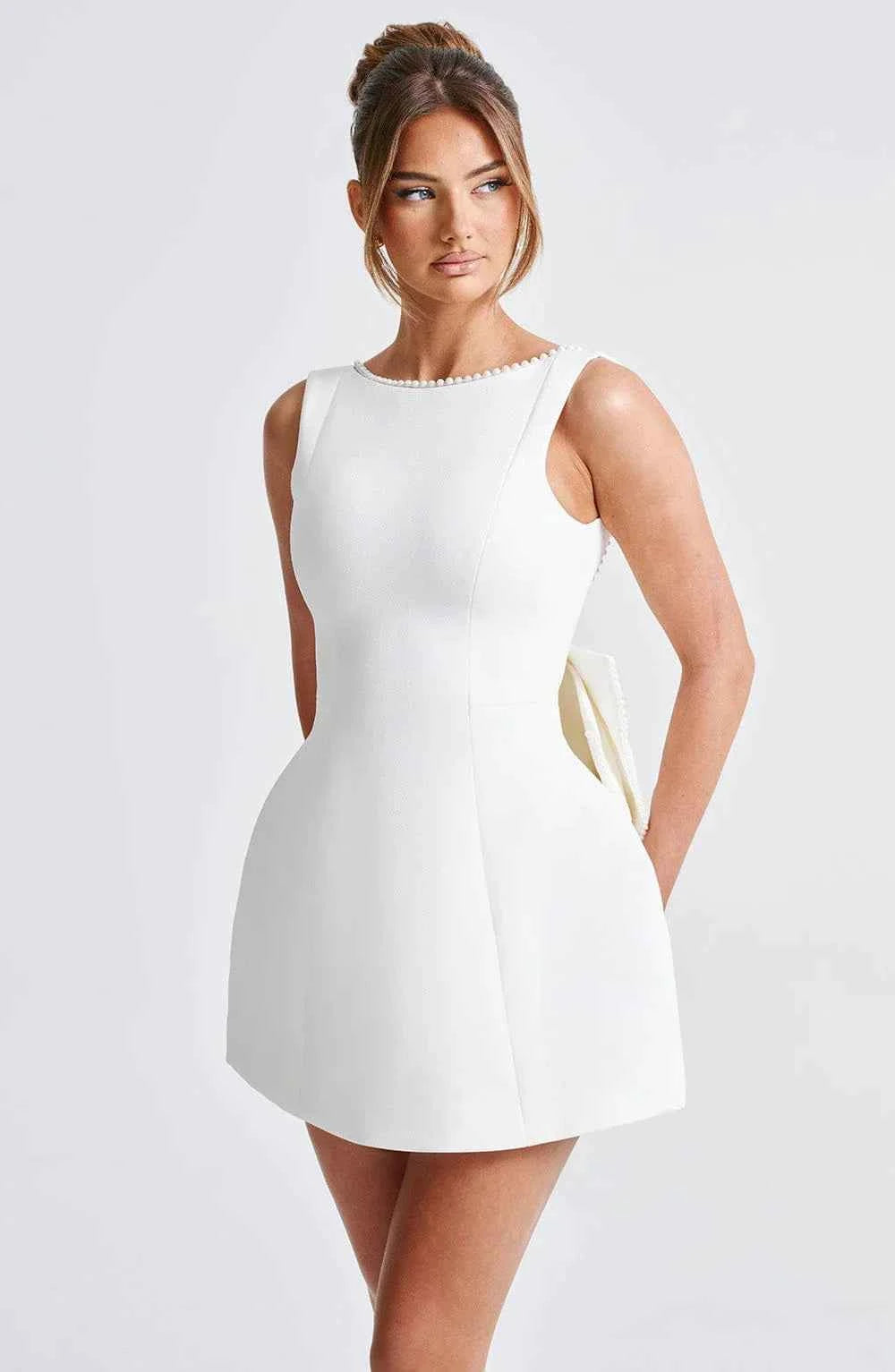 Robe courte femme avec nœud décoratif au dos