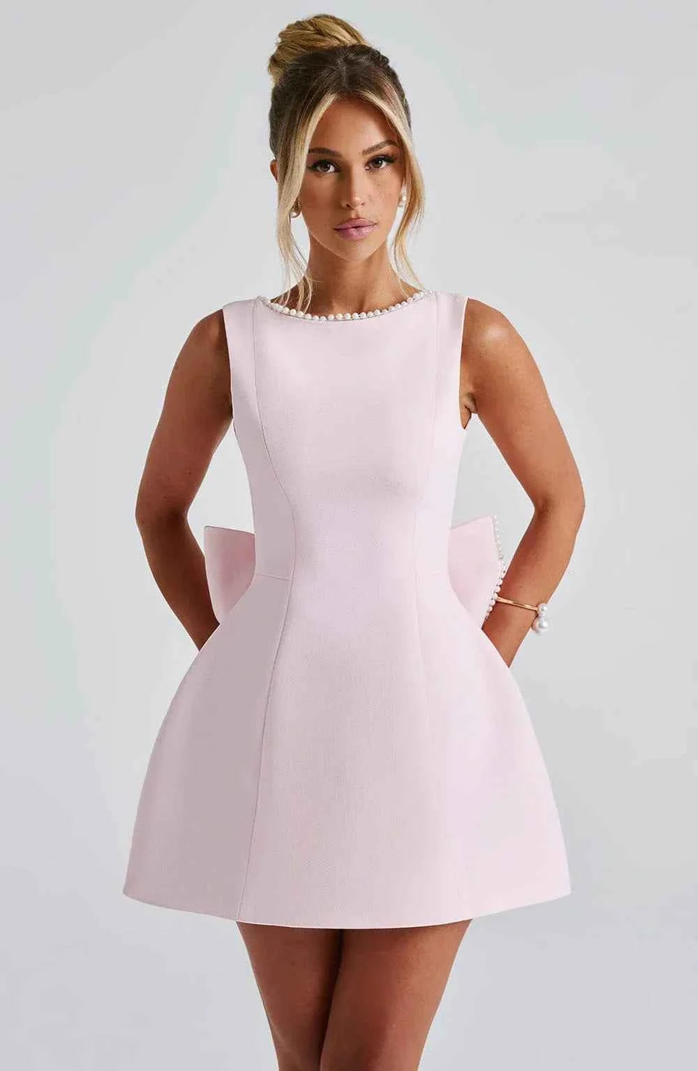 Robe courte femme avec nœud décoratif au dos