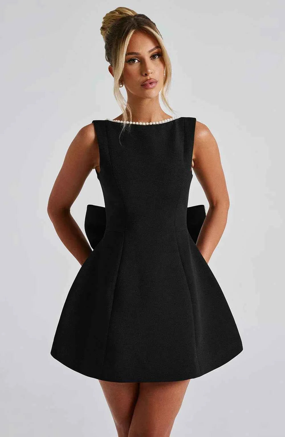 Robe courte femme avec nœud décoratif au dos