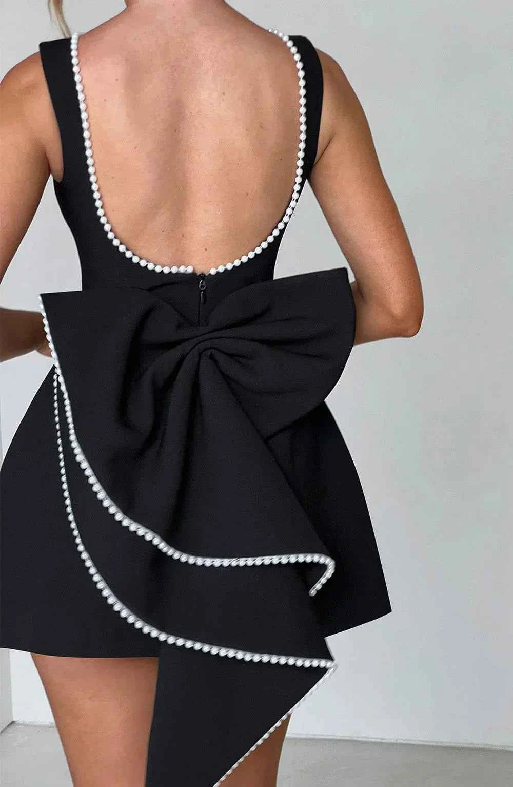 Robe courte femme avec nœud décoratif au dos