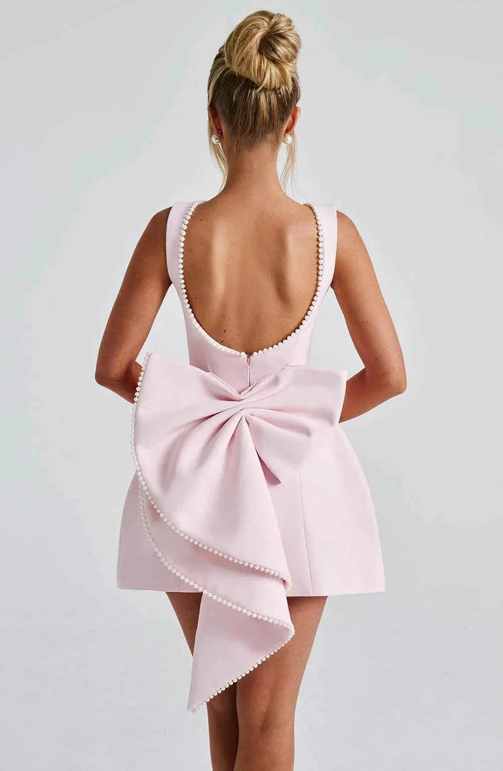 Robe courte femme avec nœud décoratif au dos