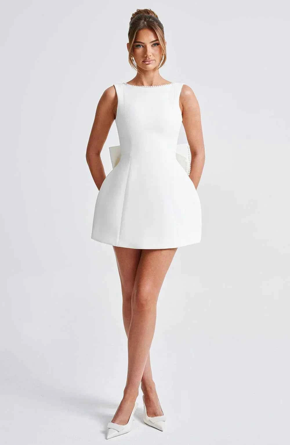 Robe courte femme avec nœud décoratif au dos
