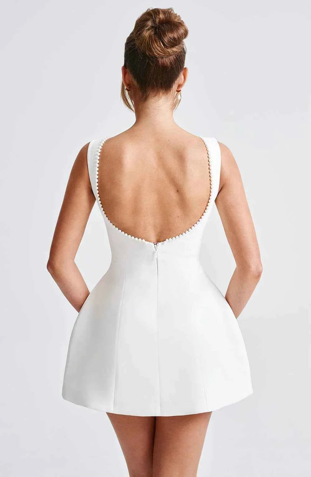 Robe courte femme avec nœud décoratif au dos