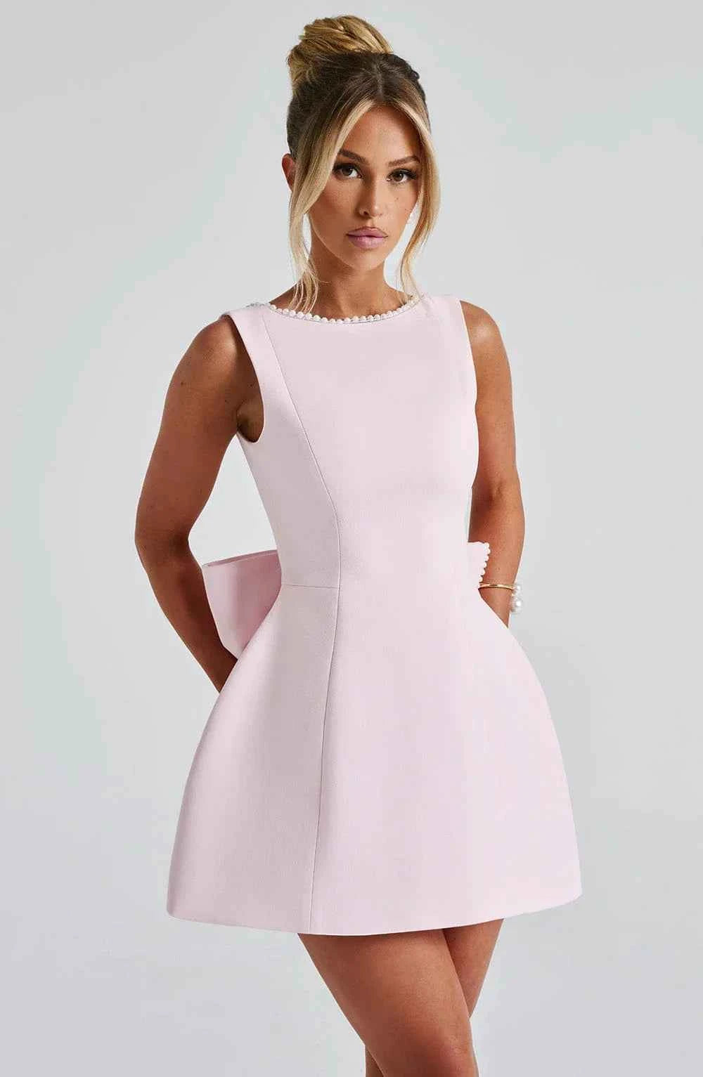 Robe courte femme avec nœud décoratif au dos