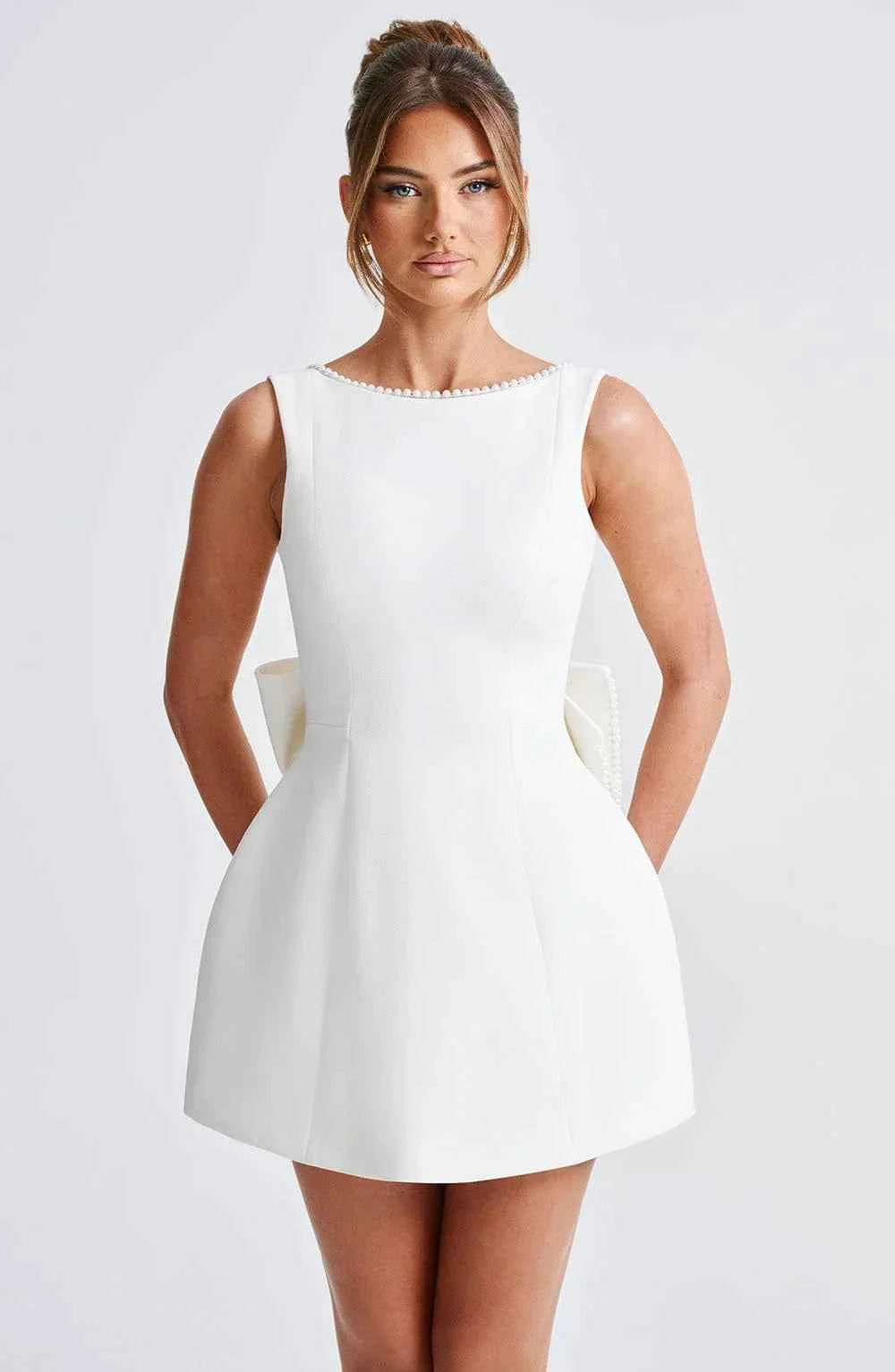Robe courte femme avec nœud décoratif au dos