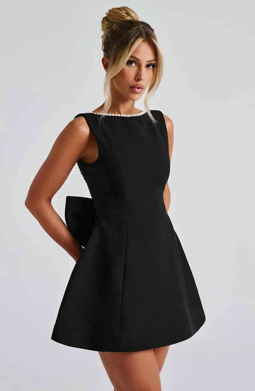 Robe courte femme avec nœud décoratif au dos