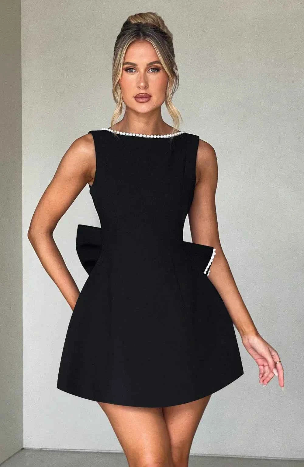 Robe courte femme avec nœud décoratif au dos