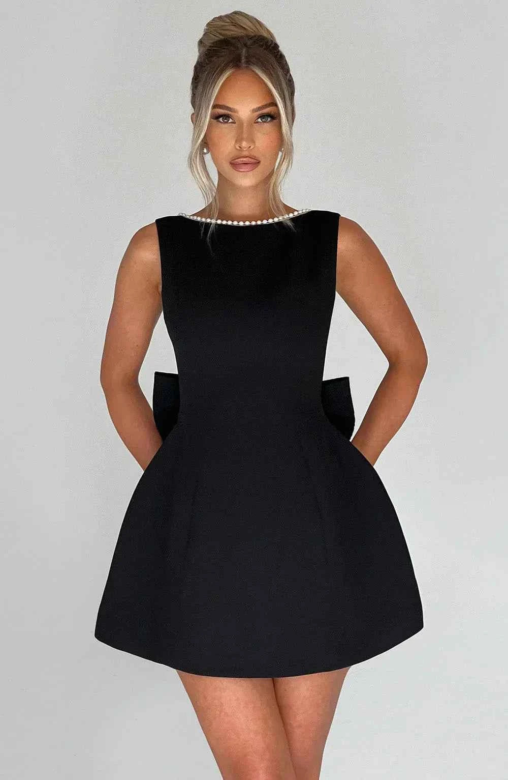 Robe courte femme avec nœud décoratif au dos