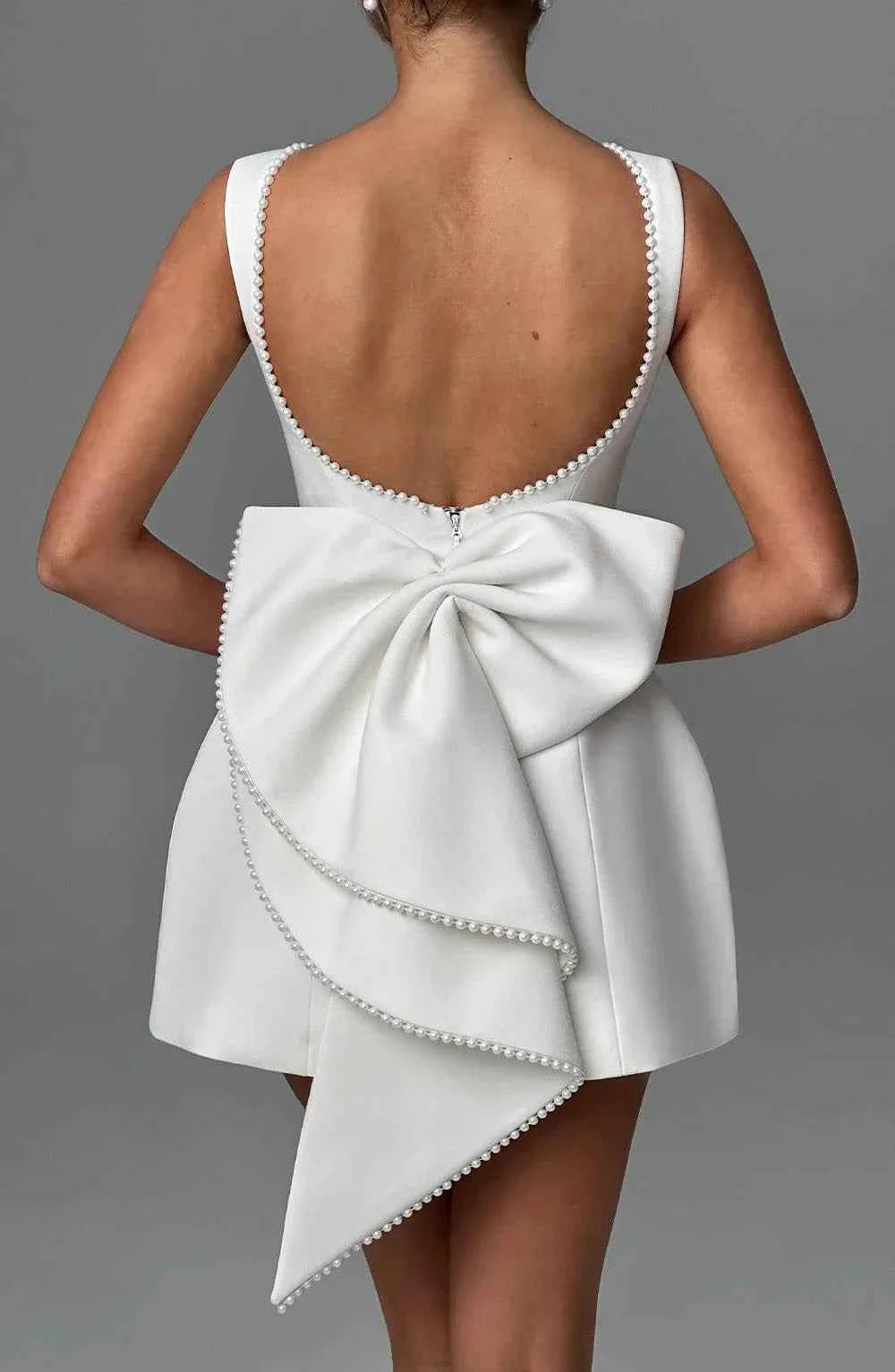 Robe courte femme avec nœud décoratif au dos