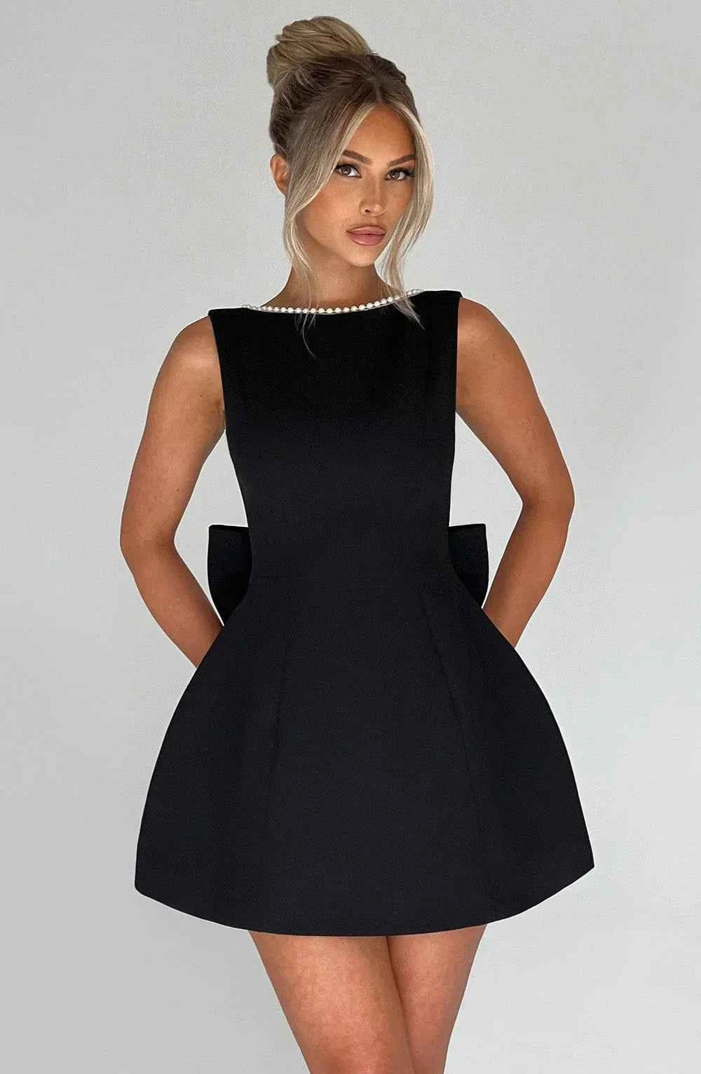 Robe courte femme avec nœud décoratif au dos