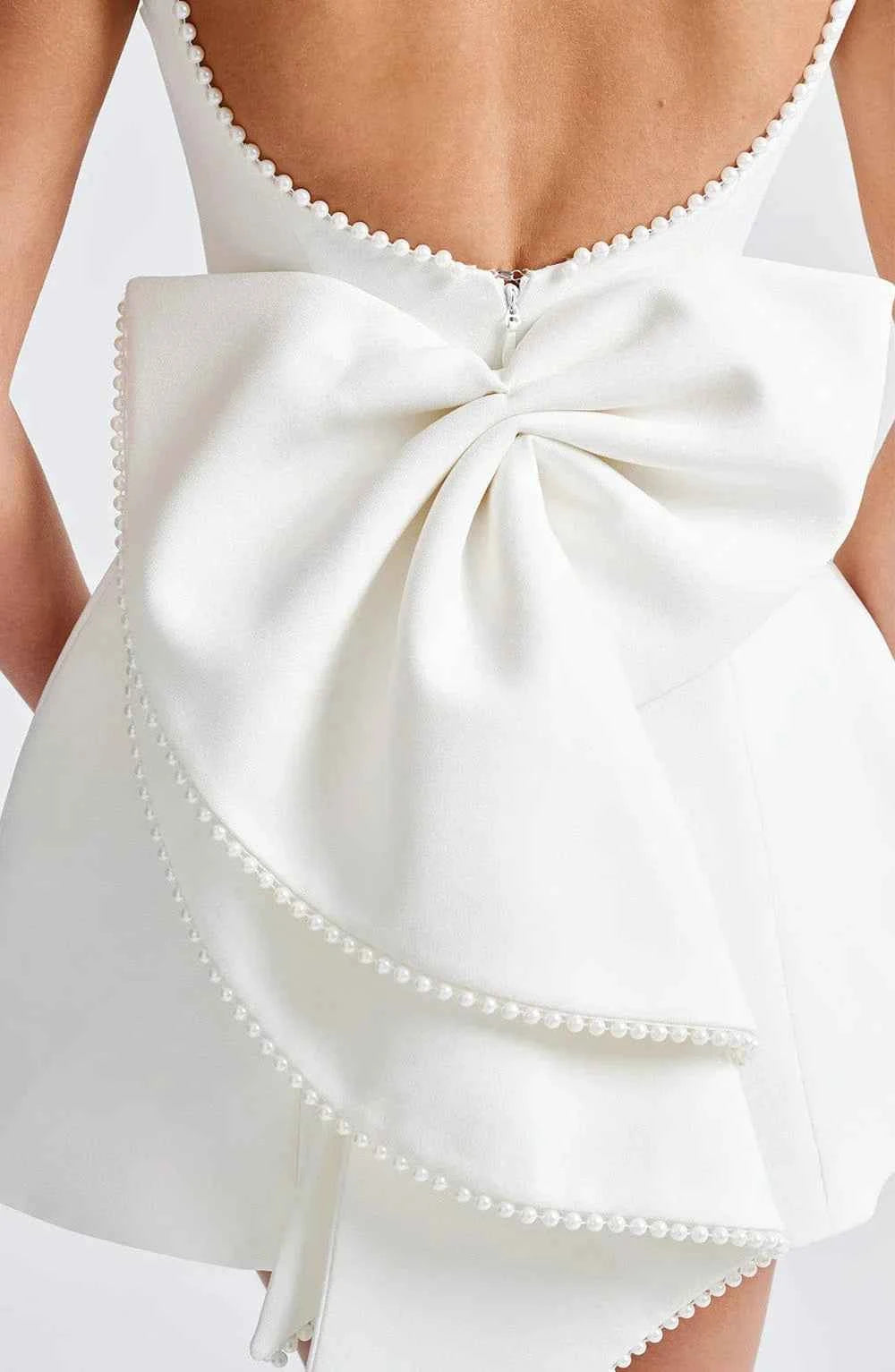 Robe courte femme avec nœud décoratif au dos