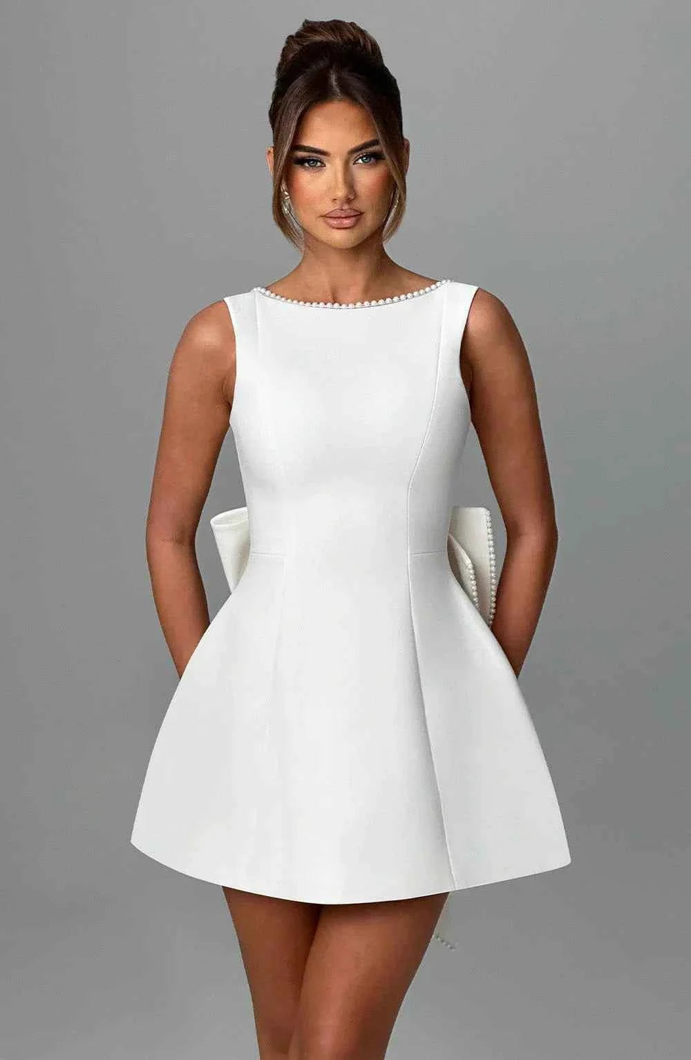 Robe courte femme avec nœud décoratif au dos