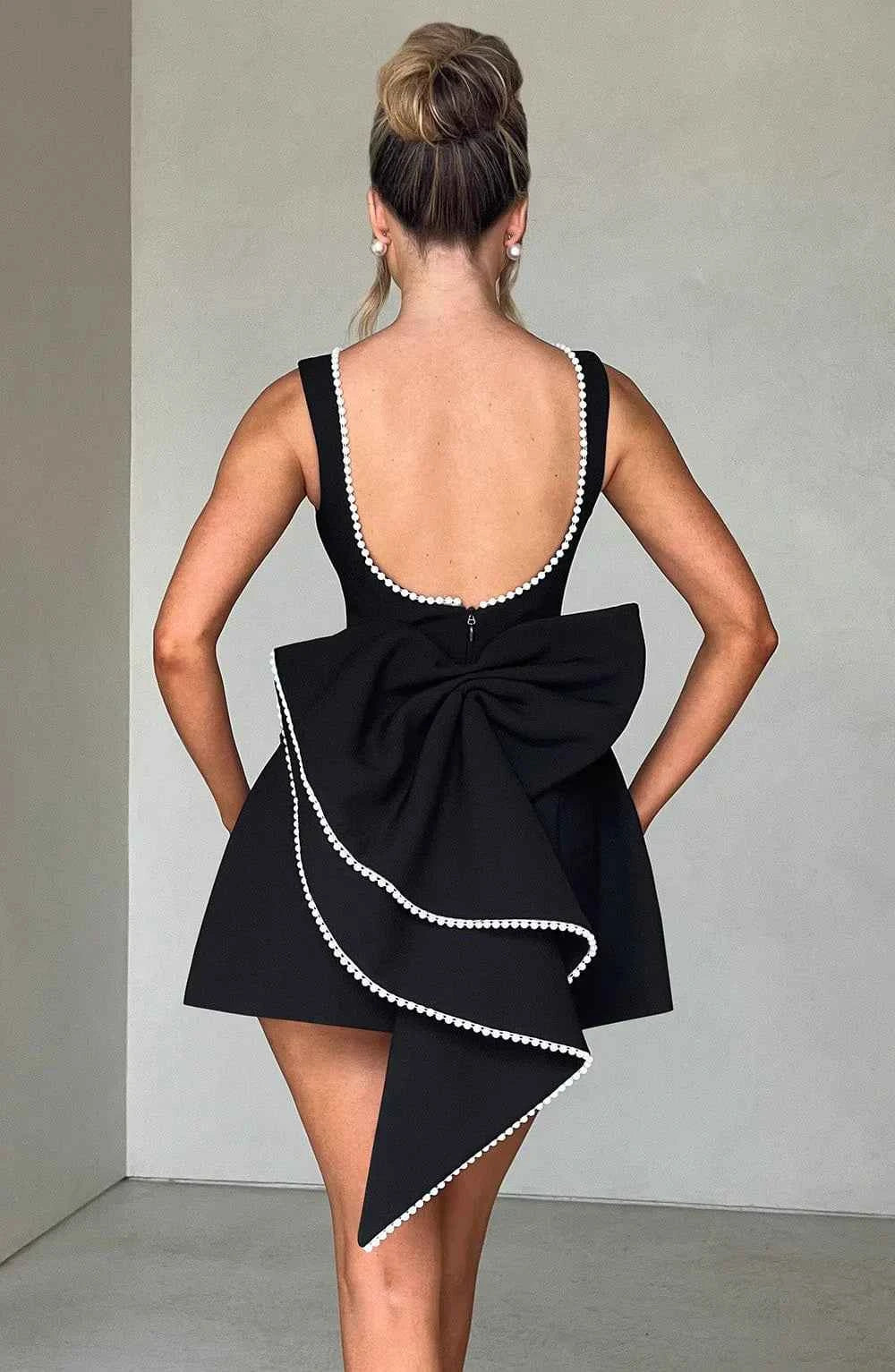 Robe courte femme avec nœud décoratif au dos