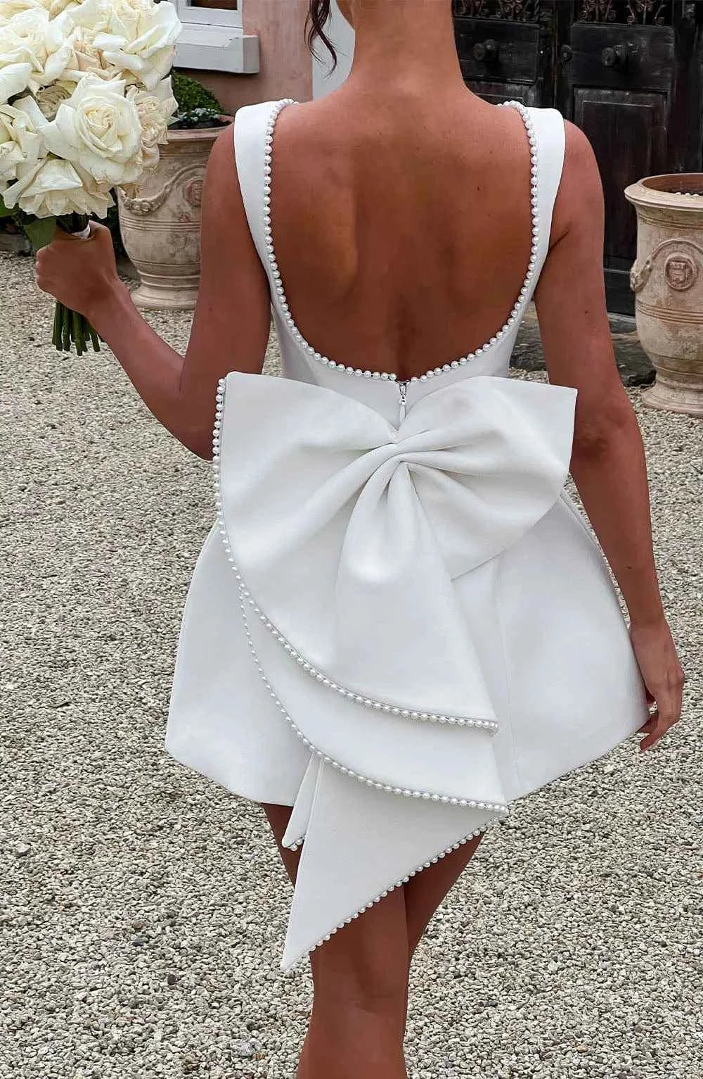 Robe courte femme avec nœud décoratif au dos