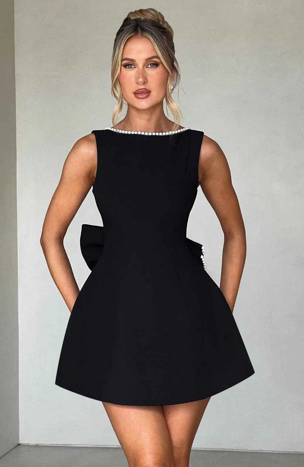 Robe courte femme avec nœud décoratif au dos