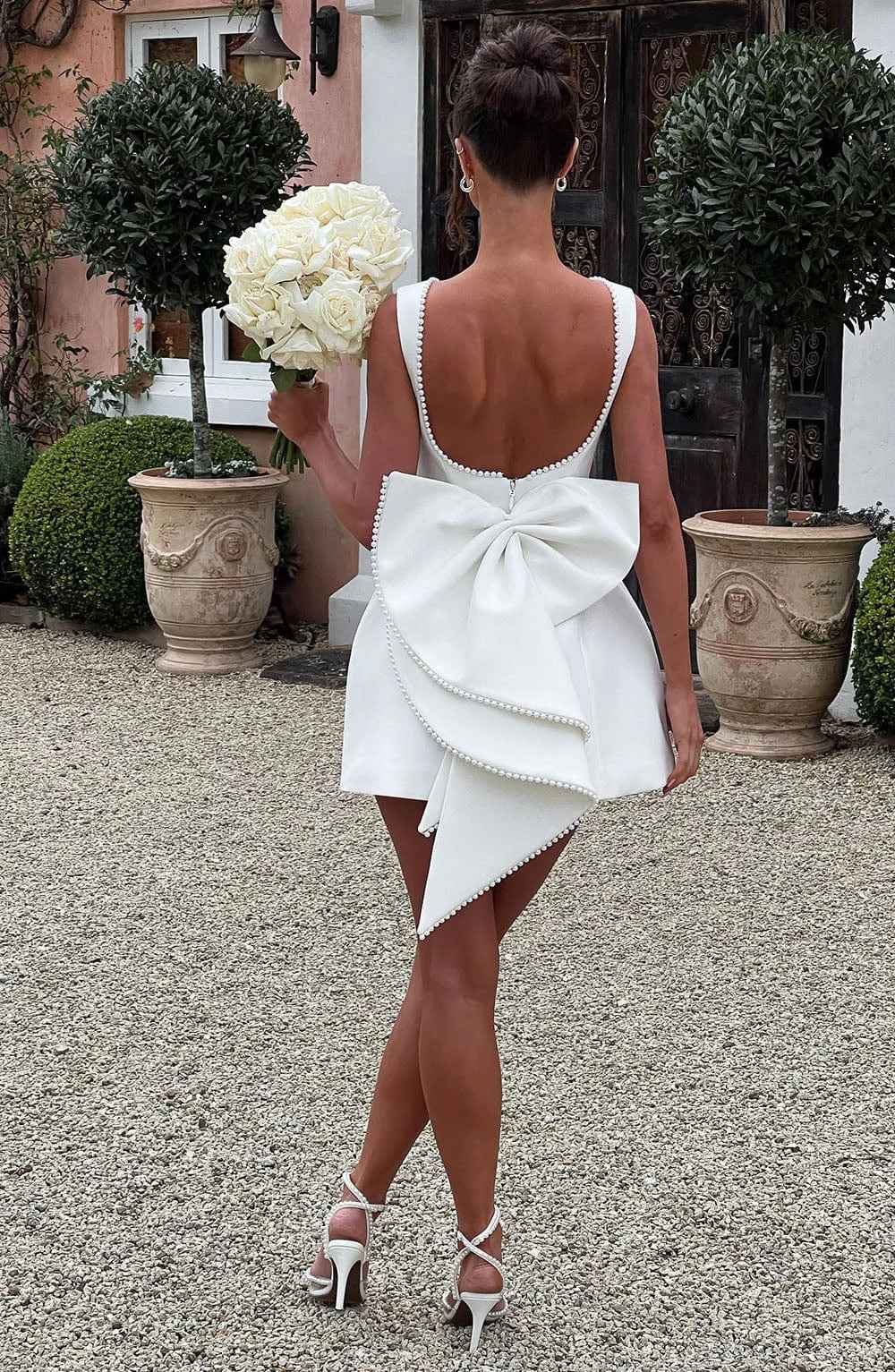 Robe courte femme avec nœud décoratif au dos