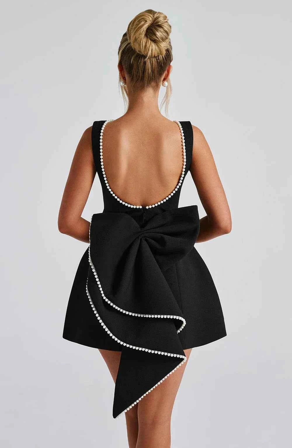 Robe courte femme avec nœud décoratif au dos