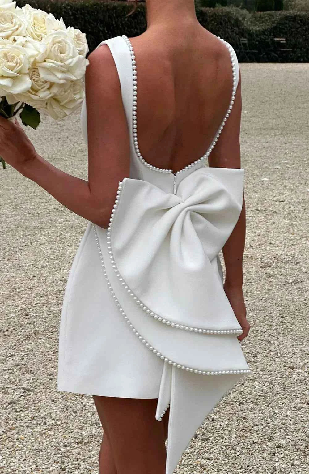 Robe courte femme avec nœud décoratif au dos